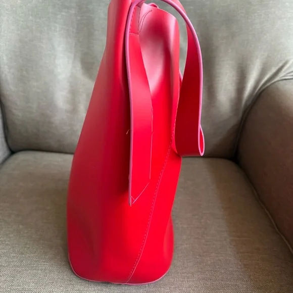 Elizabeth Arden Sleek Red Leather-Look Bucket Tote INV25/486 - Picture 4 of 12